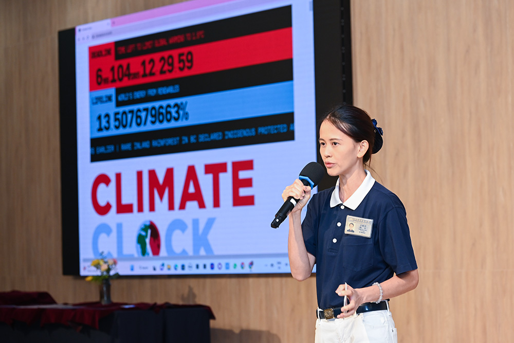 Fang Yu Ting, the emcee, takes the opportunity to remind both contestants and teachers about the alarming state of the United Nation’s Climate Clock, signalling the rapid heating of the Earth. She called upon everyone present to unite in his or her efforts and collectively address the pressing issue of climate change. (Photo by Pua Poo Toong)