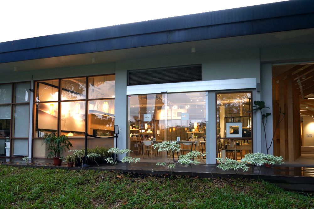 Another angle of Jing Si Books and Café in the evening at Tzu Chi HYC. (Photo by Chan May Ching)