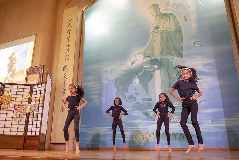 The little dancers spread an aura of joy to the audience through their vigorous dancing. (Photo by Chen Ya Yin)  