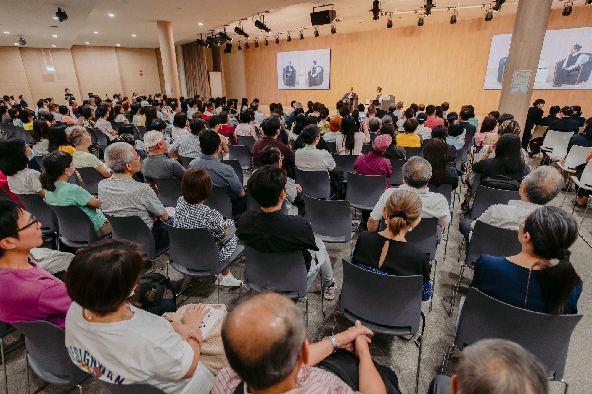 新书发表会下半段，由台湾慈济人文志业发言人陈竹琪，化身座谈主持人，以一问一答的方式，让观众听到刘济雨加入慈济数十年的心路历程和累积的生活智慧。摄/ 黄建兴
