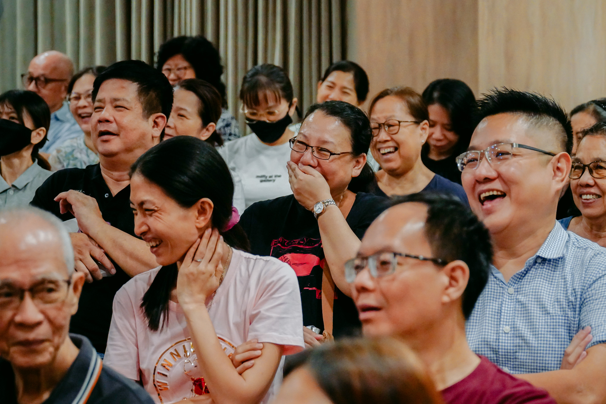在星期一的晚上，很多民众都是下班后特地赶来参与《存乎一心》新书发表会。在幽默风趣的演讲中，观众们忘了一整天的疲劳，传出阵阵欢笑声。摄/ 陈雪晶